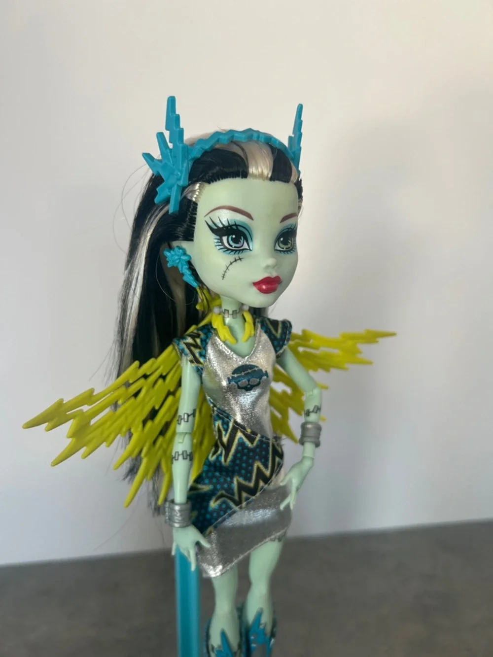 Monster High Power Ghouls Frankie Stein Voltageous 2013 Mattel Stand Brush - Picture 2 of 7